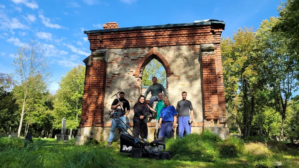 Grupa życzliwych ludzi odnawia cmentarz w Karwinie: Marta (†14) i Emilek mają naprawione pomniki